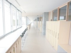 白梅学园校园走廊