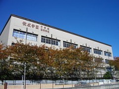佼成学园高校正门