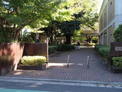 成城学园高校正门