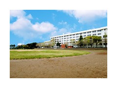 志学馆高等部 
操场