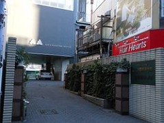 足立学园高校正门