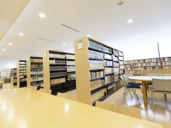 足立学园高校图书馆