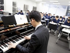 足立学园高校音乐室