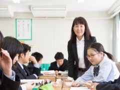认真讨论的同学们和热心指导的老师