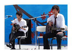 音乐部的学生在卖力演出