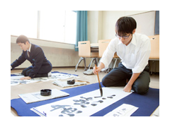 书法协会的学生在认真书写