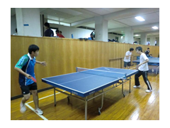 乒乓球队的学生在玩耍