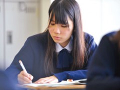 认真学习的学生