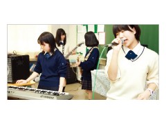 轻音部的学生在各自练习