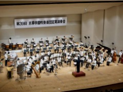吹奏乐队的学生们在认真演奏