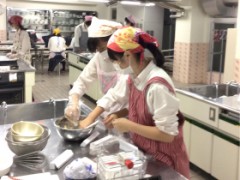 料理部的学生在专心做料理
