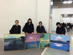 绘画部的学生展示自己的作品
