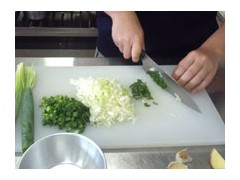 饮食部的学生在切菜