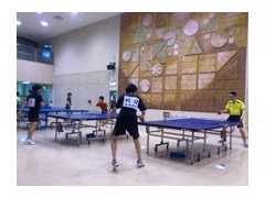 乒乓球队的学生在奋力练球