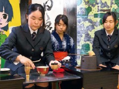 茶道部的学生在学习茶道感受茶文化