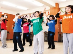 舞蹈部的学生在练习舞蹈