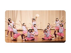 跳舞部的学生在表演节目