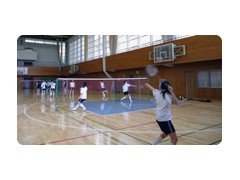 羽毛球部的学生在打球