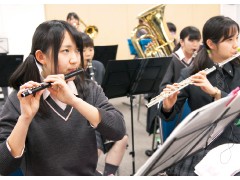 吹奏部的学生在练习