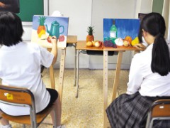 绘画部的学生在认真作画。