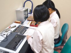 播音部的学生在认真核查播放材料
