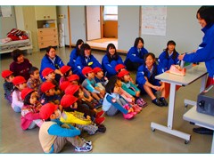 东京都立飞鸟高等学校幼儿园学生来校