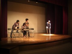 戏剧社的学生在表演
