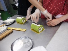 饮食开发部在制作甜点