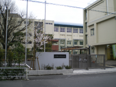 东京都立忍岡高等学校中庭