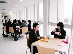 下北泽成德高等学校设施 