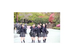 常磐高等学校 走在校园的学生