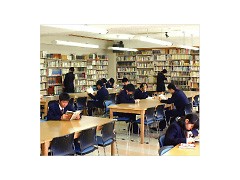柳川高等学校学生在学习