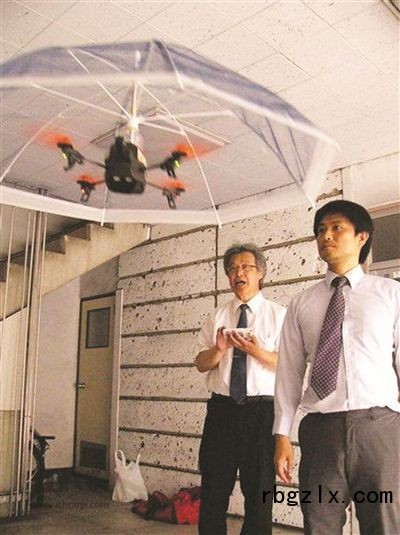 日本无人机伞： 跟着主人飞 给遮阳挡雨