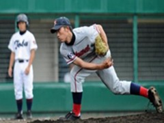 京都国际学园高中学生在打棒球