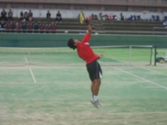 京都国际学园高中学生在打网球