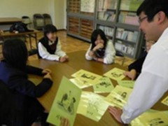 京都国际学园高中师生在交谈