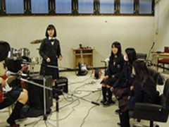 京都国际学园高中学生在演奏