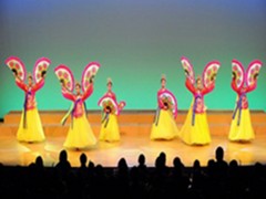 京都国际学园高中学生在表演舞蹈