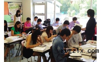 关西学院千里国际高等部学生全体在用iPad