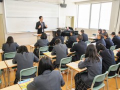 駒澤大学附属苫小牧高校学生上课