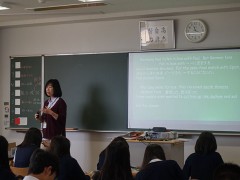 云雀丘学园高等学校奇妙的课堂之老师认真细致的讲解