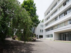 云雀丘学园高等学校校园教学楼前