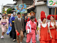 日本高知县高三学生上街举行传统化妆游行