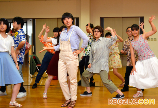 日本鸟取县举办从中学生到30岁年龄不等的混合公演