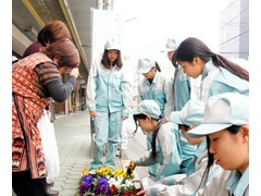 (静冈）藤枝北高中生在白子商店街出售蔬菜与鲜花