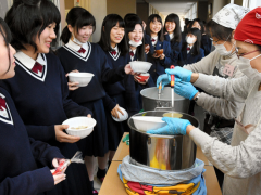 日本大分市家长们做鱼汤为考生加油打气