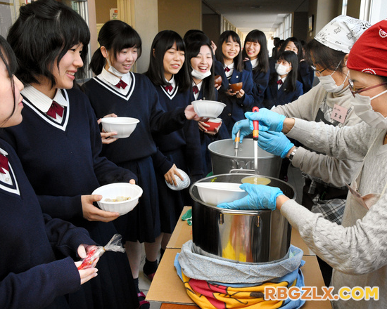 日本大分市家长们做鱼汤为考生加油打气