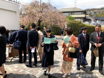 云雀丘高中入学式
2018年4月7日，云雀丘高中迎来了一年一度的入学仪式。云雀丘高中是大阪地区的升学名校，此次共有初中生176名，高中生305名新生入学。全校中学生514名，高中生912名，总共1426名学生参加。
仪式现场，学生乐团现场献艺，热情敬业的教职人员，看到新入生们脸上洋溢着满溢、慈爱的笑脸，学生你们也都非常的有礼貌，很热情，全校学生聚集在绿色的草坪上，齐唱校歌后开始了入学致辞。
致辞提到了两点：
一是“每个人都要重视自己和他人”。1426名学生各有各的个性和特长，希望大家互相认同，作为云雀丘的一员一起来成长。伤害他人的身体或心理、夺取他人的物品以及伤害自己的行为等，学校会严肃处理。
二是“发自内心的亲切问候”。特别是早上的问候，上学时，见到对方要问候。问候要表达出心情的好坏，问候要表达出意志的强弱，问候要表达出人情的冷暖。自己通过大声的问候也能提高自身的精神。
最后，教职员工表达了对教育活动的信念、热情，学生会的吹奏部和合唱部为大家演奏音乐。俱乐部也进行了迎新活动。入学仪式在吹奏乐部的精彩演奏中结束，摄影留念后学生们以班级为单位像学生发放了必备用品等。