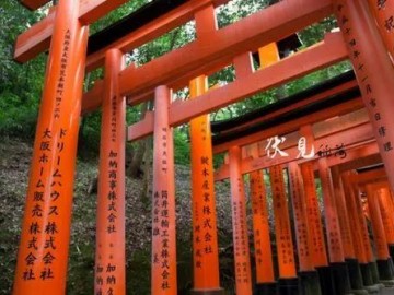 日本神社里供奉的是谁？