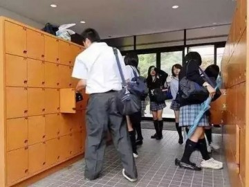 日本学生在进入教学楼后为什么要更换室内鞋？